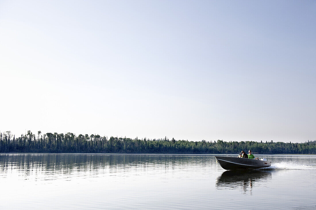 Familie Bootfahren, Otter Lake, Missinipe, Saskatchewan, Kanada