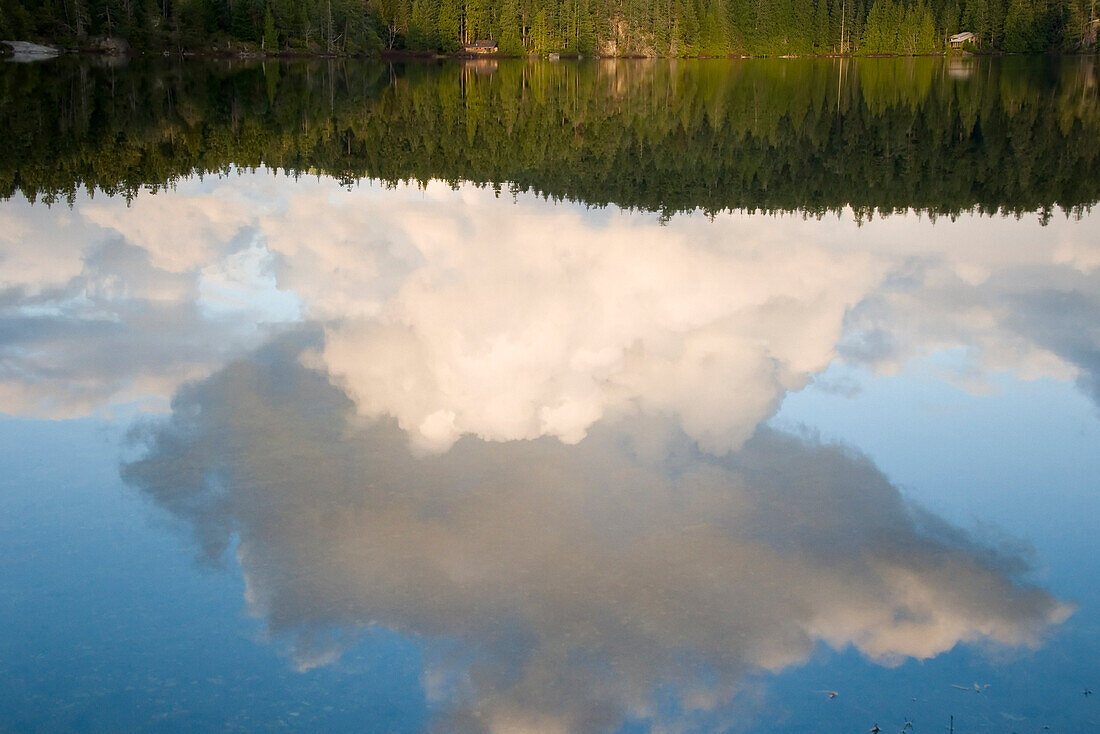 Wolkenspiegelung im Gunflint Lake, Cortes Island, Britisch-Kolumbien, Kanada