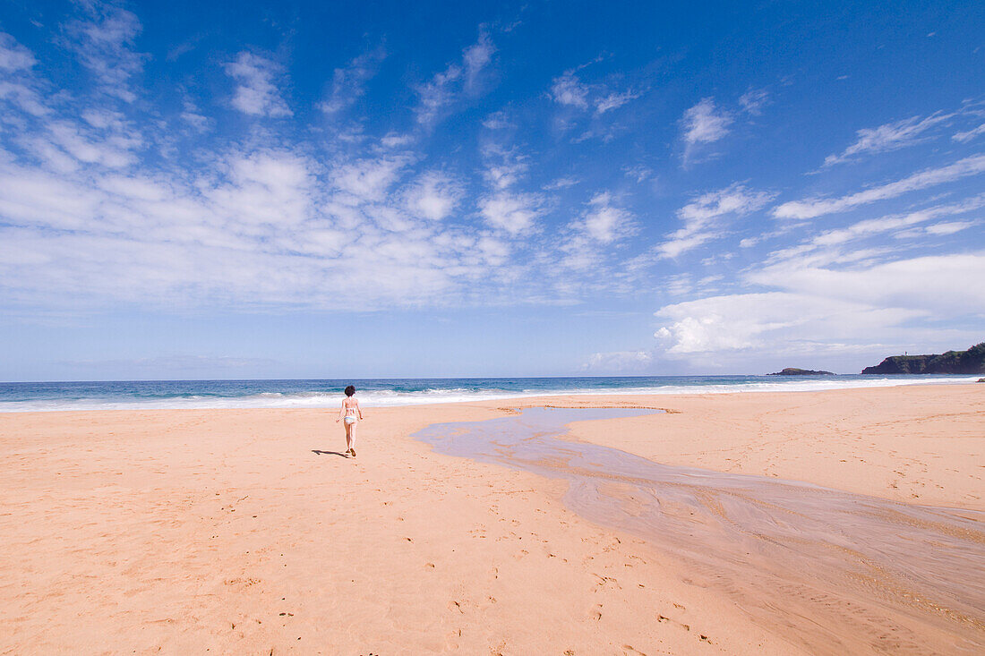 Frau am Strand, Kauai, Hawaii, USA