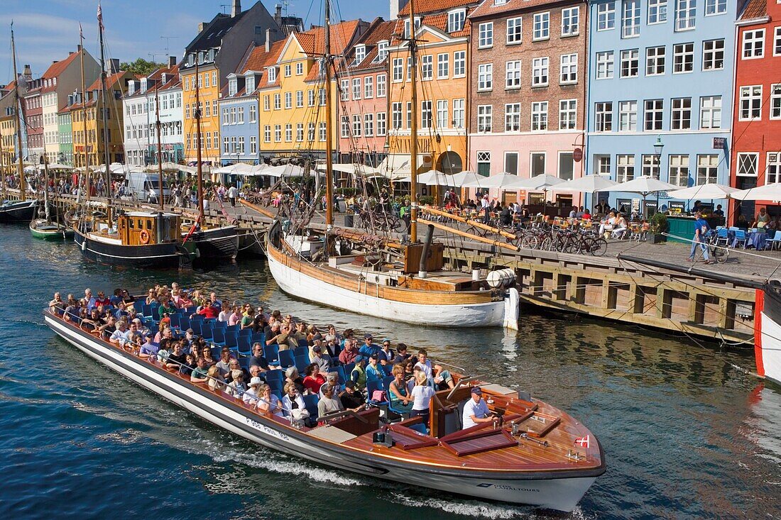 Nyhavn-Kanal, Kopenhagen, Dänemark; Ausflugsboot auf einem Kanal