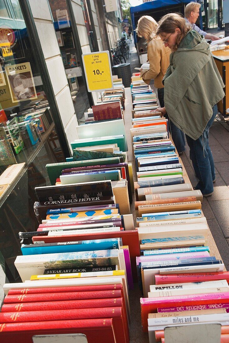Kopenhagen, Dänemark; Käufer stöbern vor einem Secondhand-Buchladen
