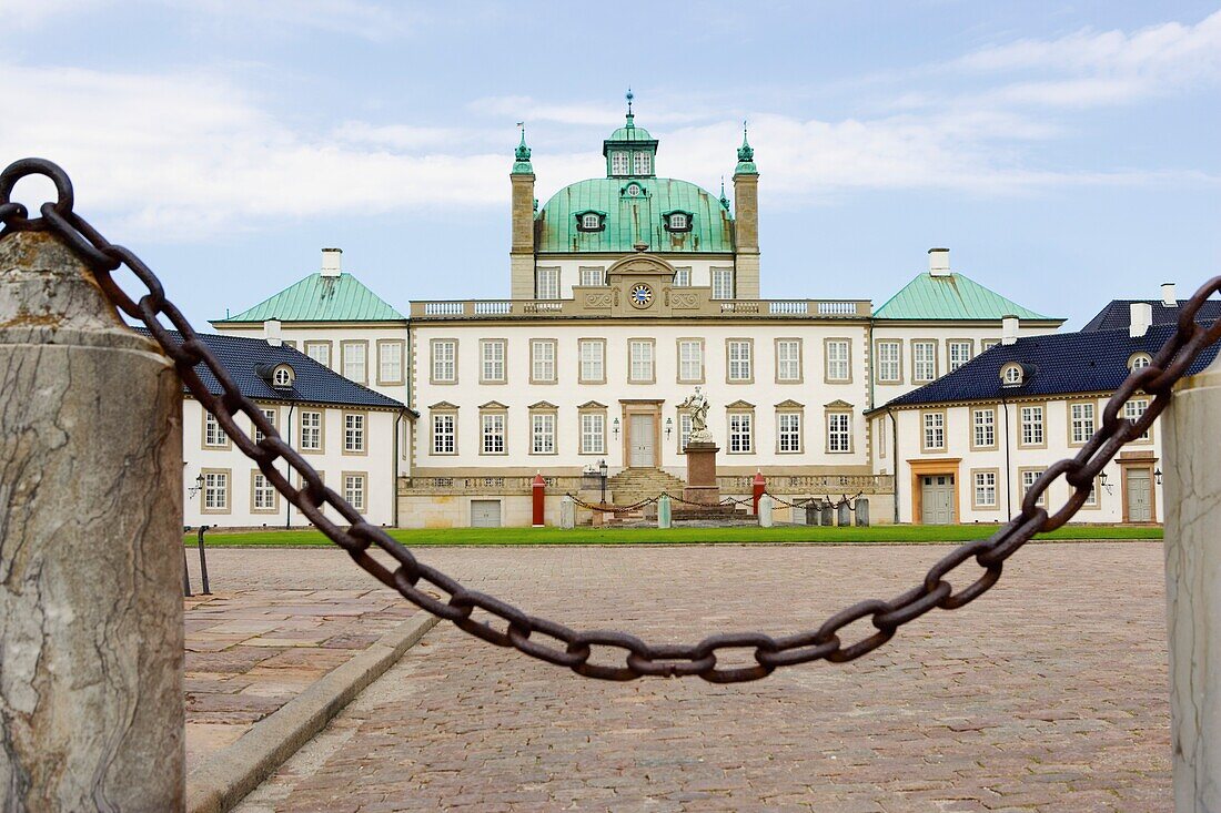 Schloss Fredensborg, Dänemark; Schloss hinter Kettenzaun