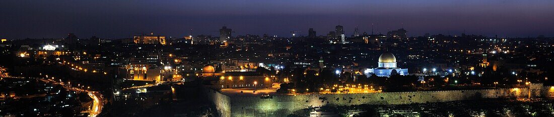 Panoramablick auf die Stadt Jerusalem bei Nacht; Jerusalem, Israel