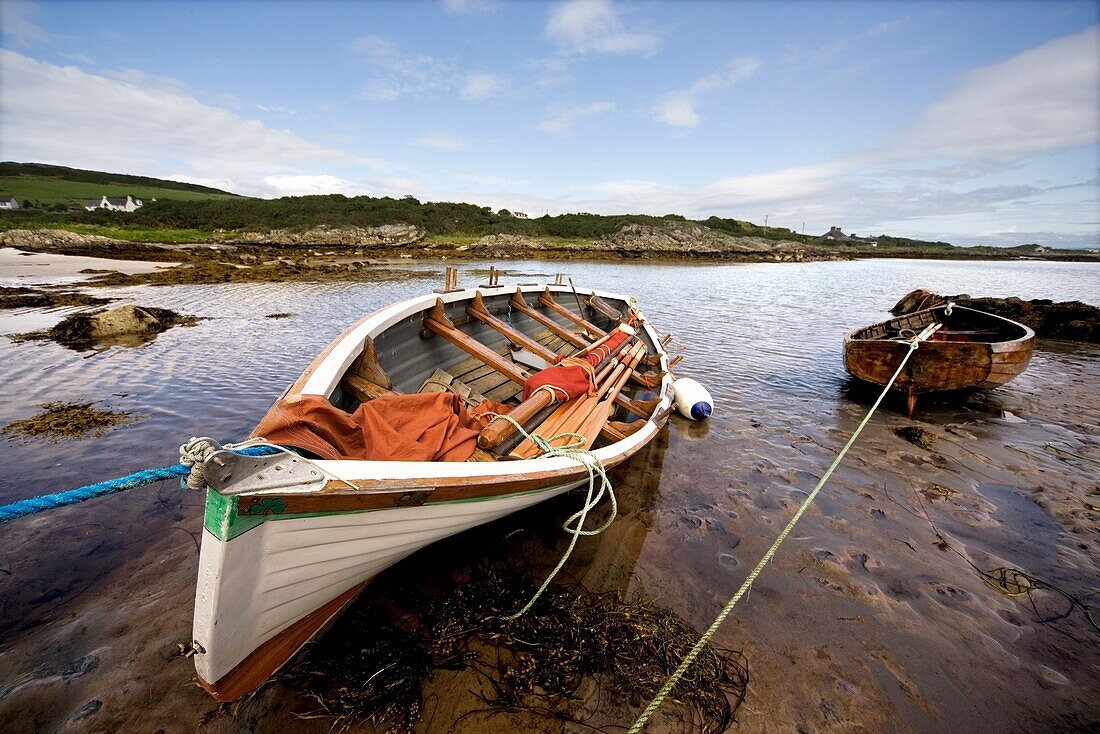 Ardminish, Isle Of Gigha, Schottland; Ruderboote am Ufer festgemacht