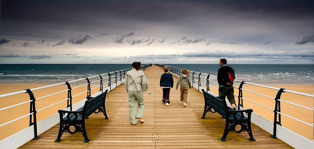 Vierköpfige Familie am Pier; Saltburn By The Sea, Yorkshire, England, Vereinigtes Königreich