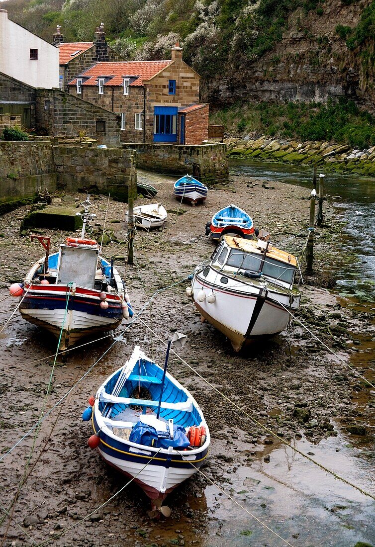 Vertäute Boote In Staithes; North Yorkshire, England, UK