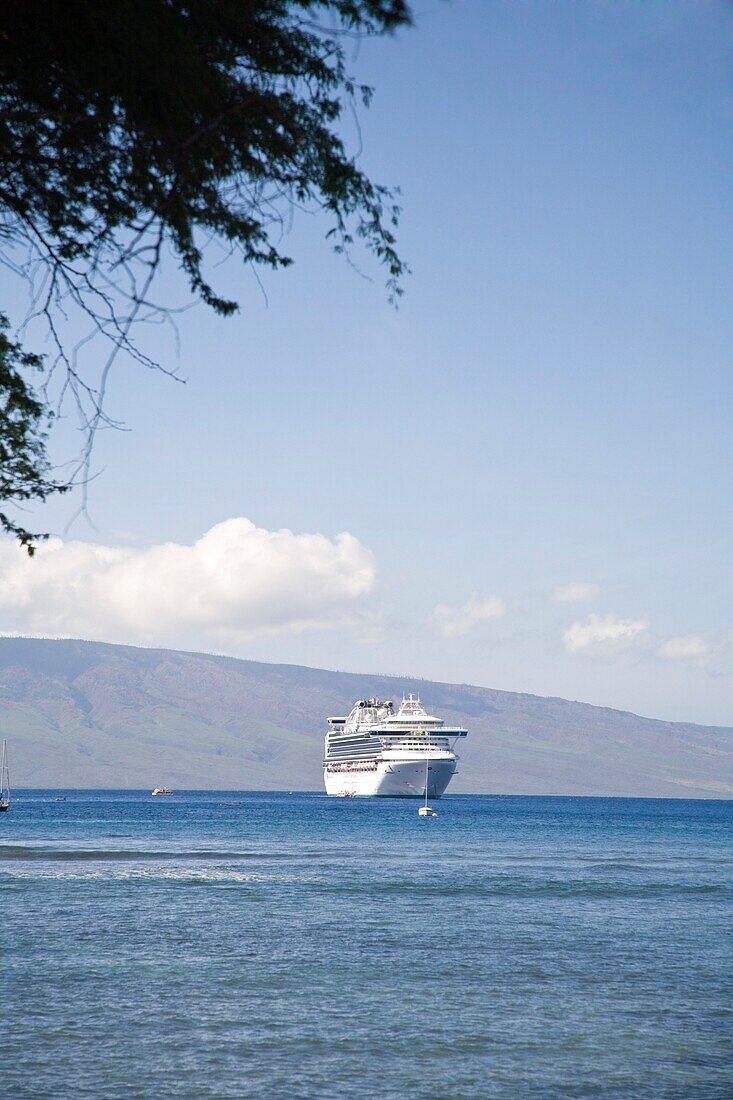 Entfernte Ansicht eines Kreuzfahrtschiffes; Lahaina, Hawaii, USA