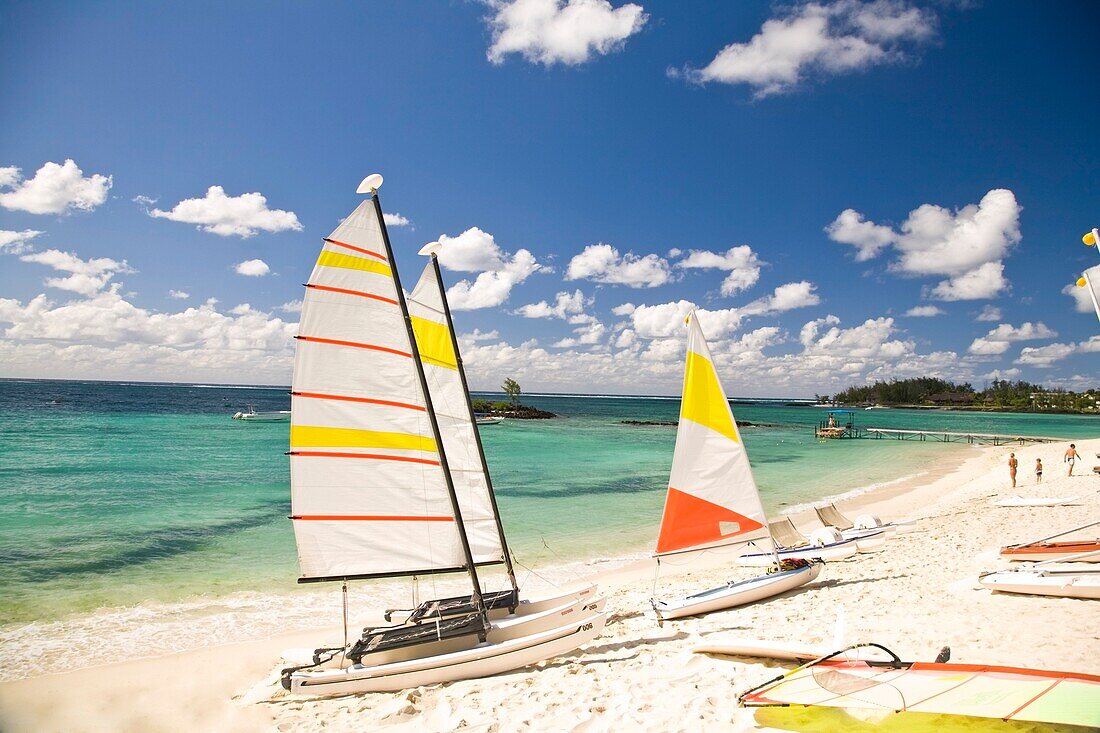 Katamarane am Sandstrand; Belle Mare, Mauritius