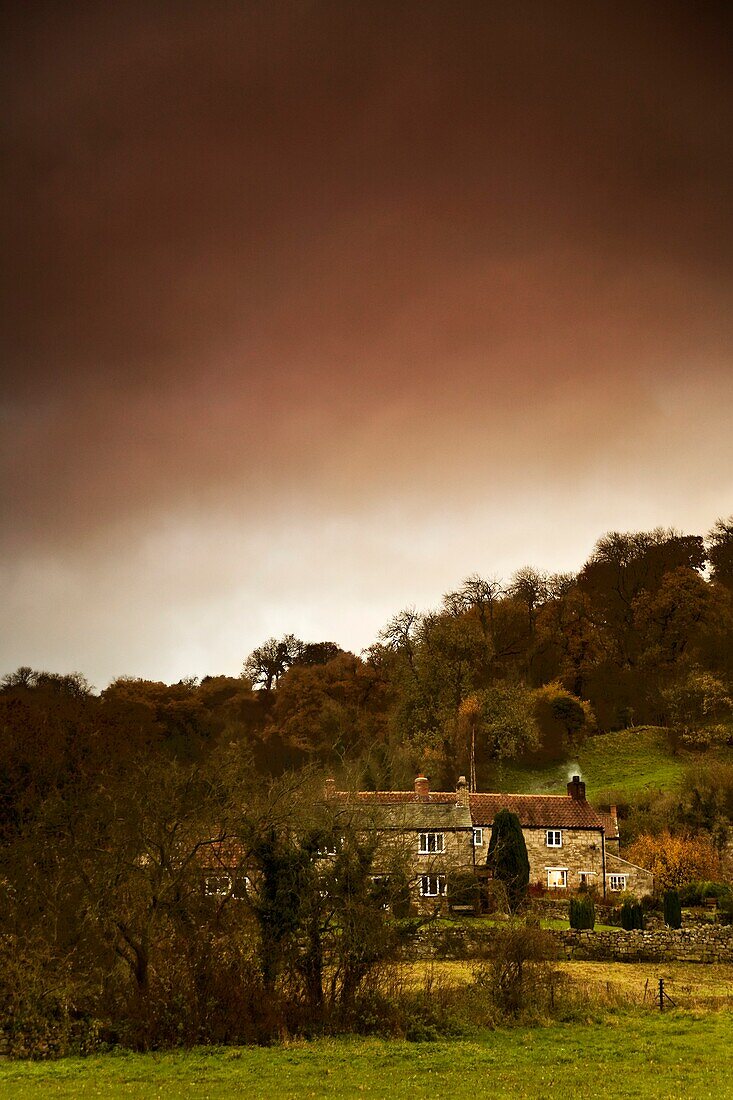 Landhäuser, dramatischer Himmel im Hintergrund; North Yorkshire, England, Großbritannien