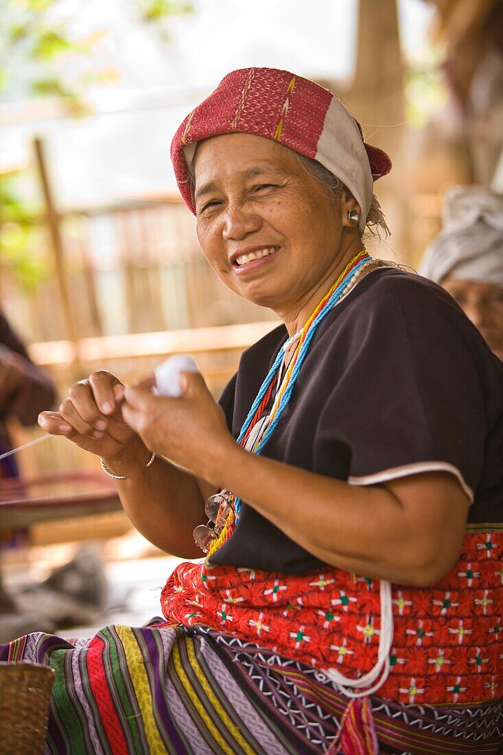 Ältere Frau vom Stamm der Lahu Shi Balah, Dorf Tong Luang - Sammlung von ökologisch-landwirtschaftlichen Dörfern aus ganz Thailand; Chiang Mai, Thailand
