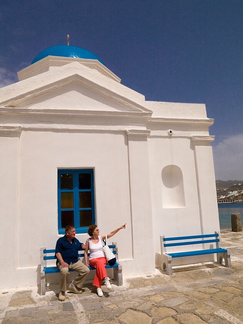 Älteres Ehepaar vor der orthodoxen Kirche; Mykonos, Griechenland