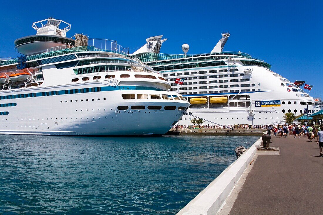 Kreuzfahrtschiffe am Prince George Wharf; Nassau, New Providence Island, Bahamas