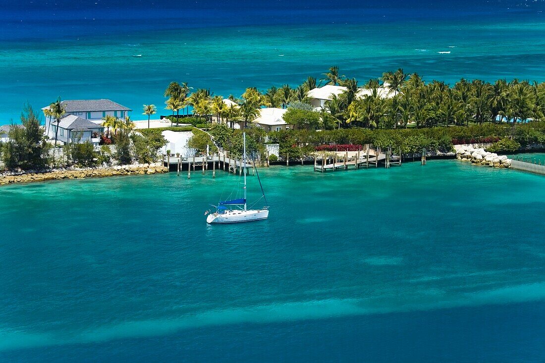 Haus auf der Paradiesinsel, Blick von oben; Nassau, New Providence Island, Bahamas