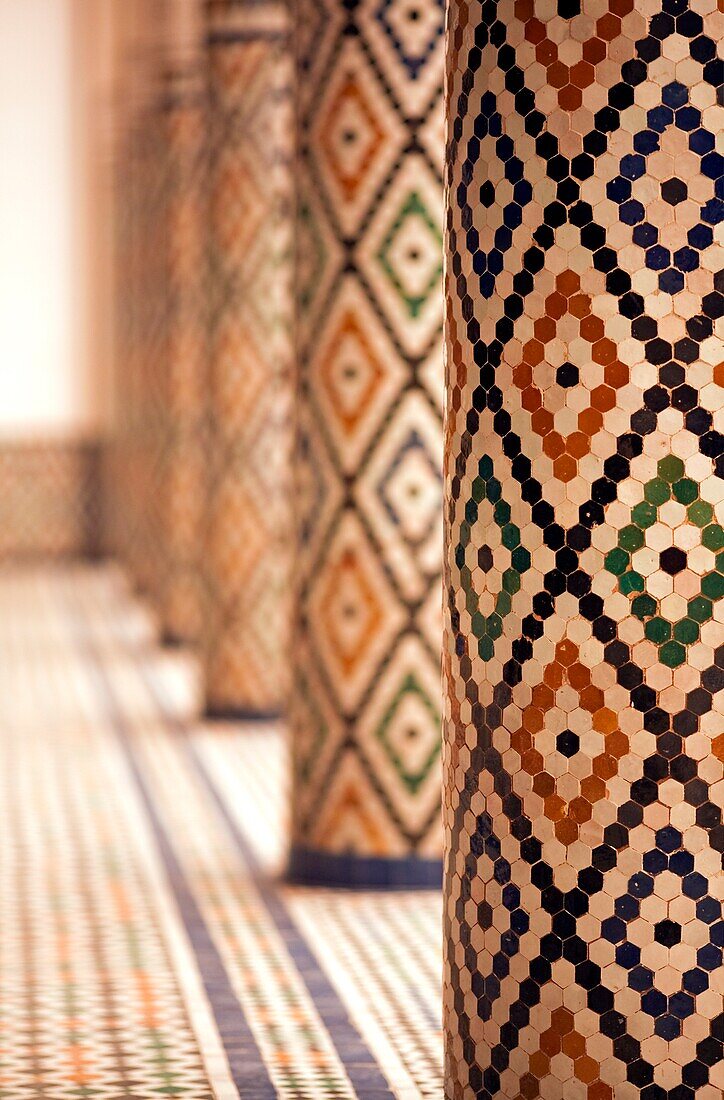 Mosaikgeflieste Säulen im Mnebhi-Palast; Marrakesch, Marokko