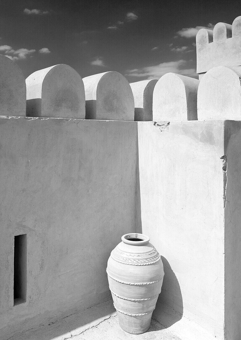 Töpferurne innerhalb der zinnenbewehrten Mauern der Festung Nakhal; Nakhal, Hajar, Oman