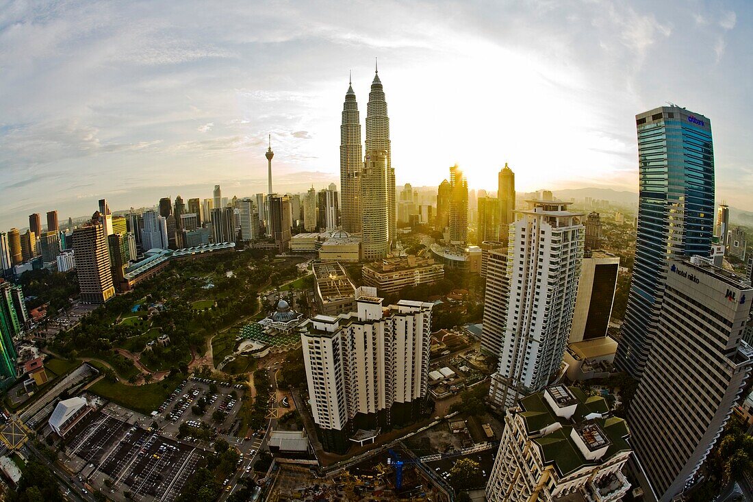 Luftaufnahme von Kuala Lumpur in der Morgendämmerung; Sabah, Malaysisch Borneo, Malaysia