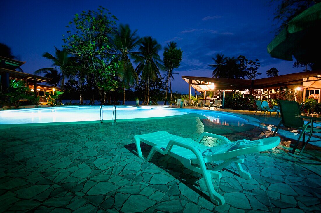 Pool in einem tropischen Regenwald-Resort; Costa Rica