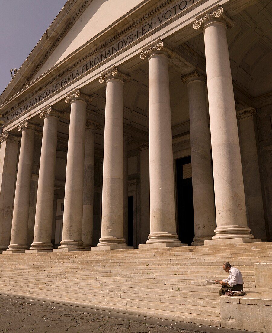 Mann beim Zeitungslesen, Treppe mit Säulen im Hintergrund; Neapel, Italien