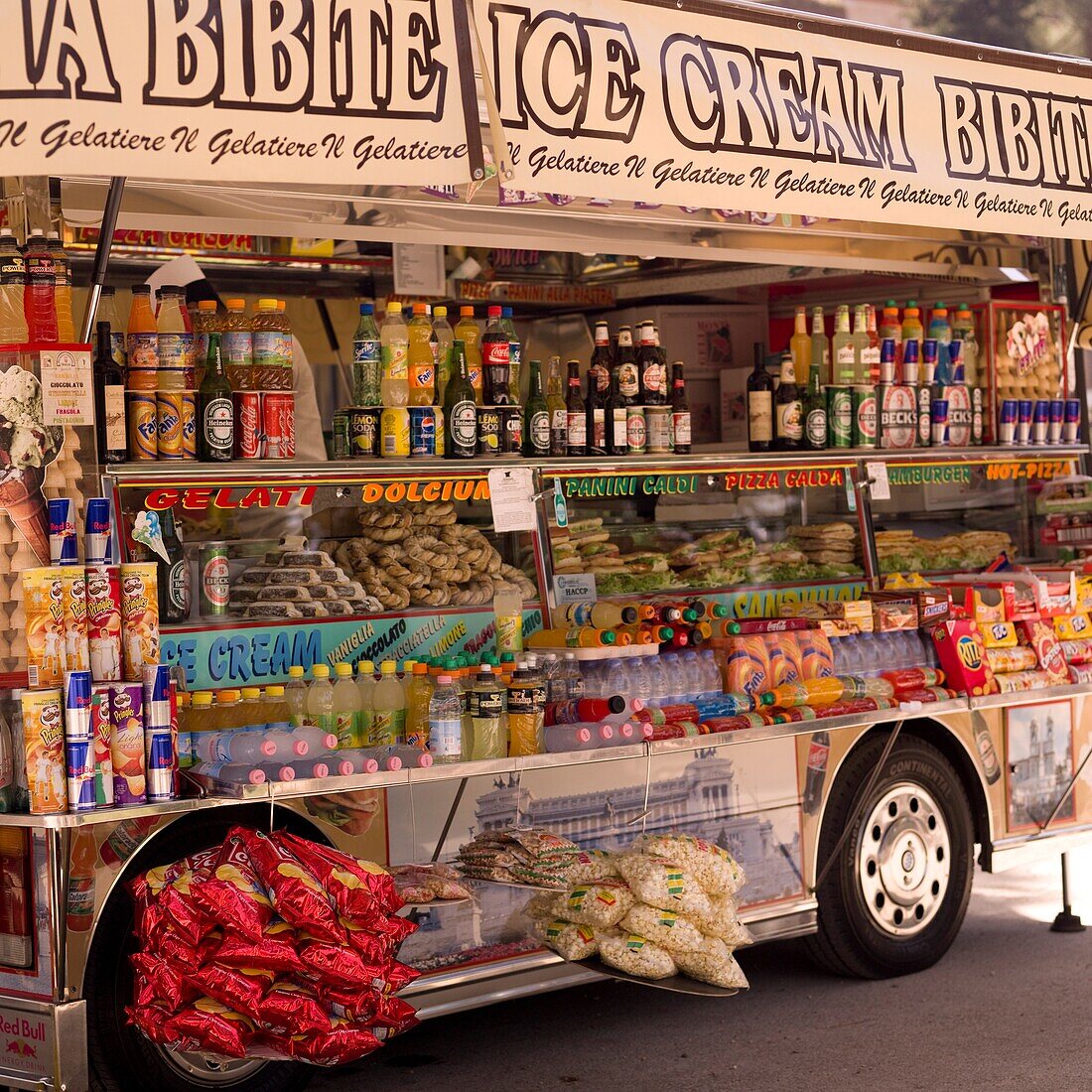 Nahaufnahme eines Lastwagens mit Essen zum Mitnehmen; Rom, Italien