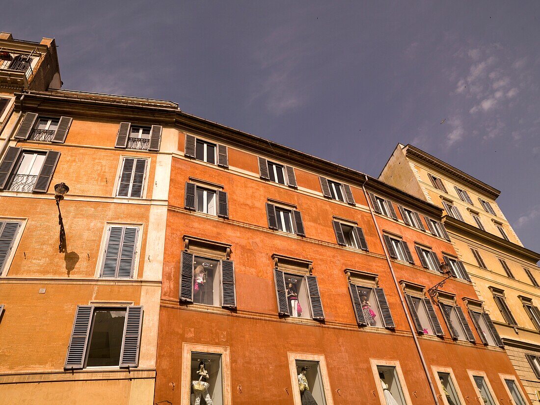 Apartmentgebäude der Altstadt, Blick aus niedriger Höhe; Rom, Italien