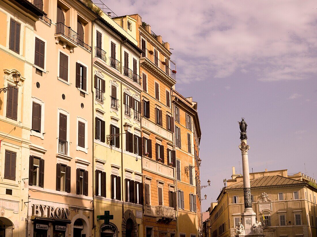 Gebäude und Monument auf der Piazza Di Spagna (Spanischer Platz); Rom, Italien