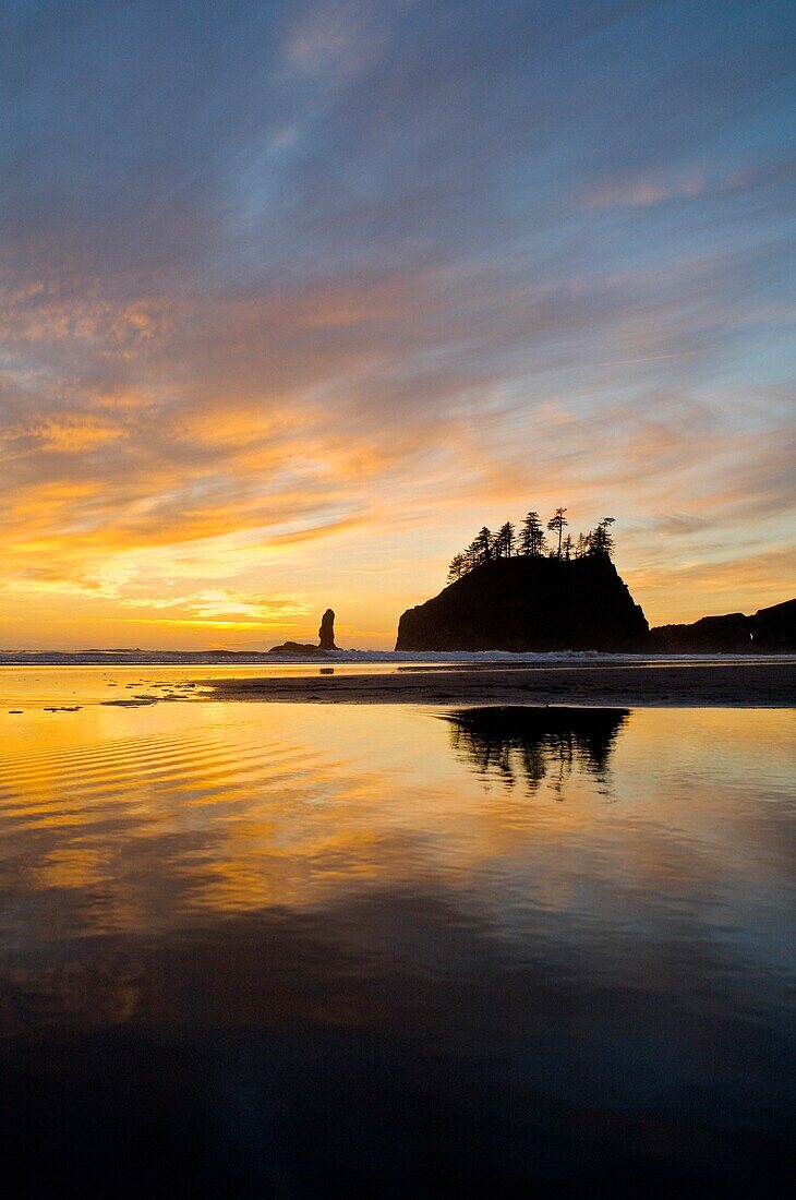 Reflektierter Sonnenuntergang im Gezeitentümpel am Second Beach; Olympic National Park, Washington State, Usa