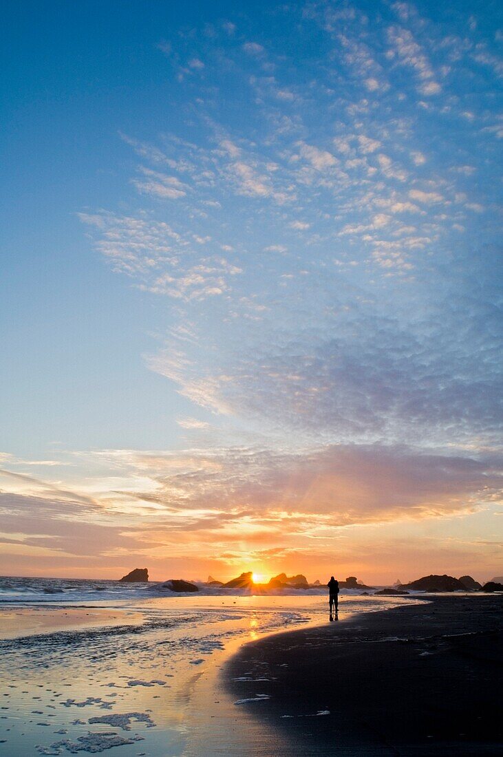 Sonnenuntergang am Harris Beach State Park; Brookings, Oregon, USA