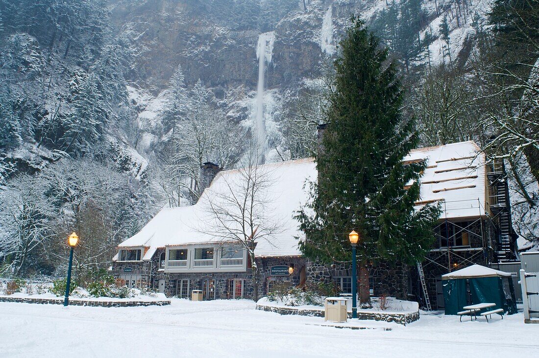 Multnomah Falls und Lodge mit Schnee bedeckt; Columbia River Gorge, Oregon, USA