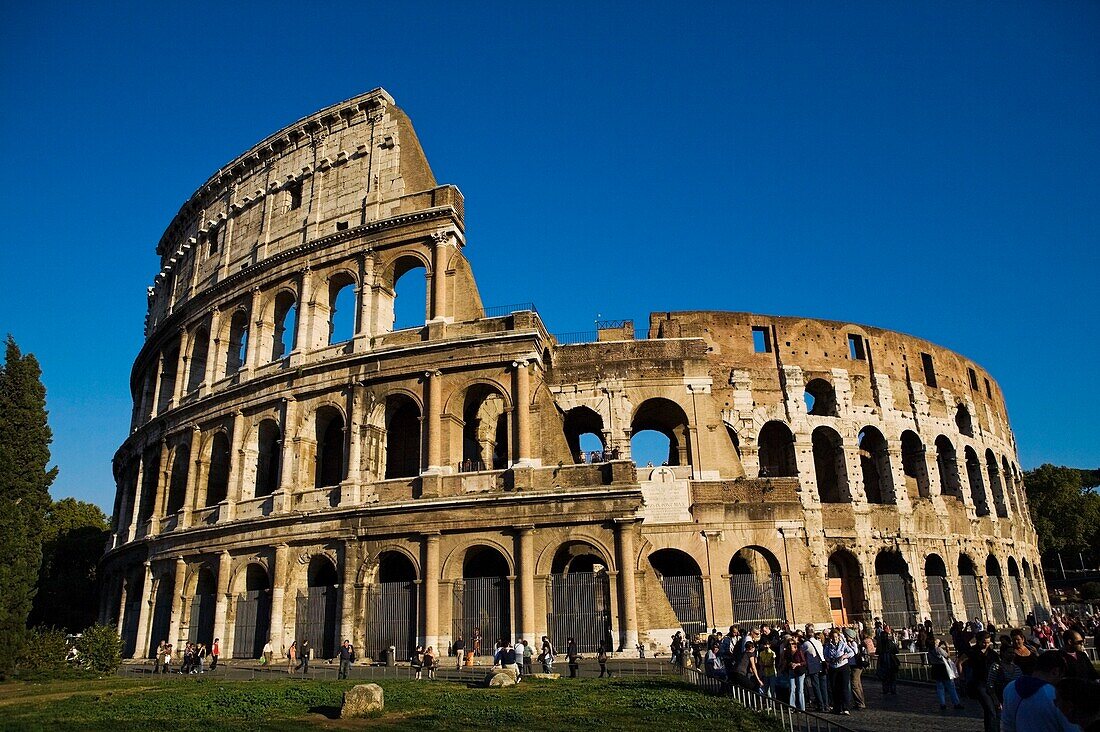 Touristen beim Betrachten des Kolosseums; Rom, Italien
