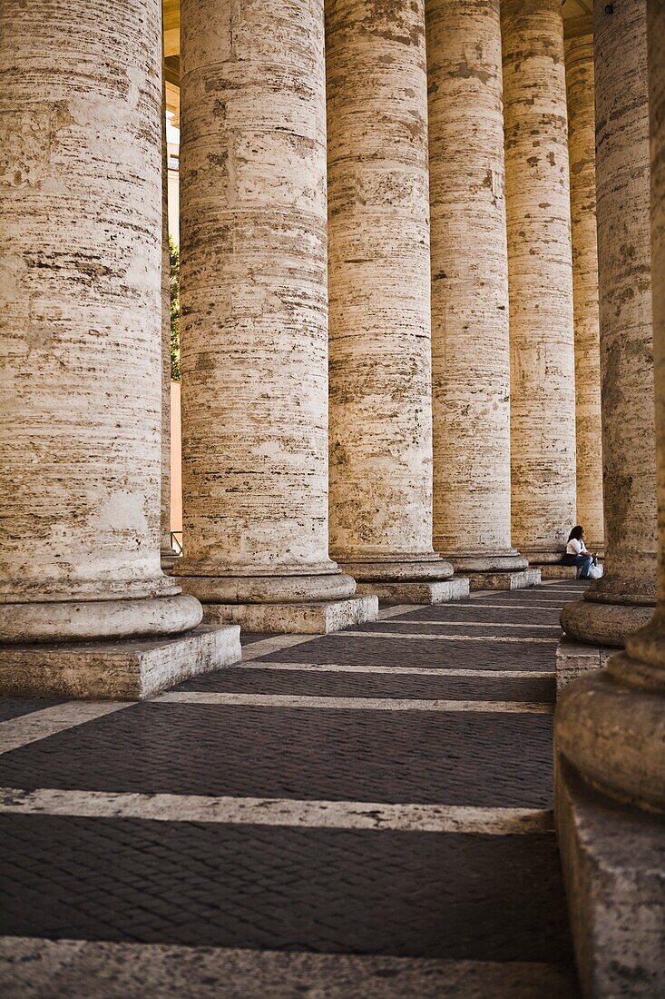 Säulen auf dem Petersplatz; Vatikanstadt, Rom, Italien