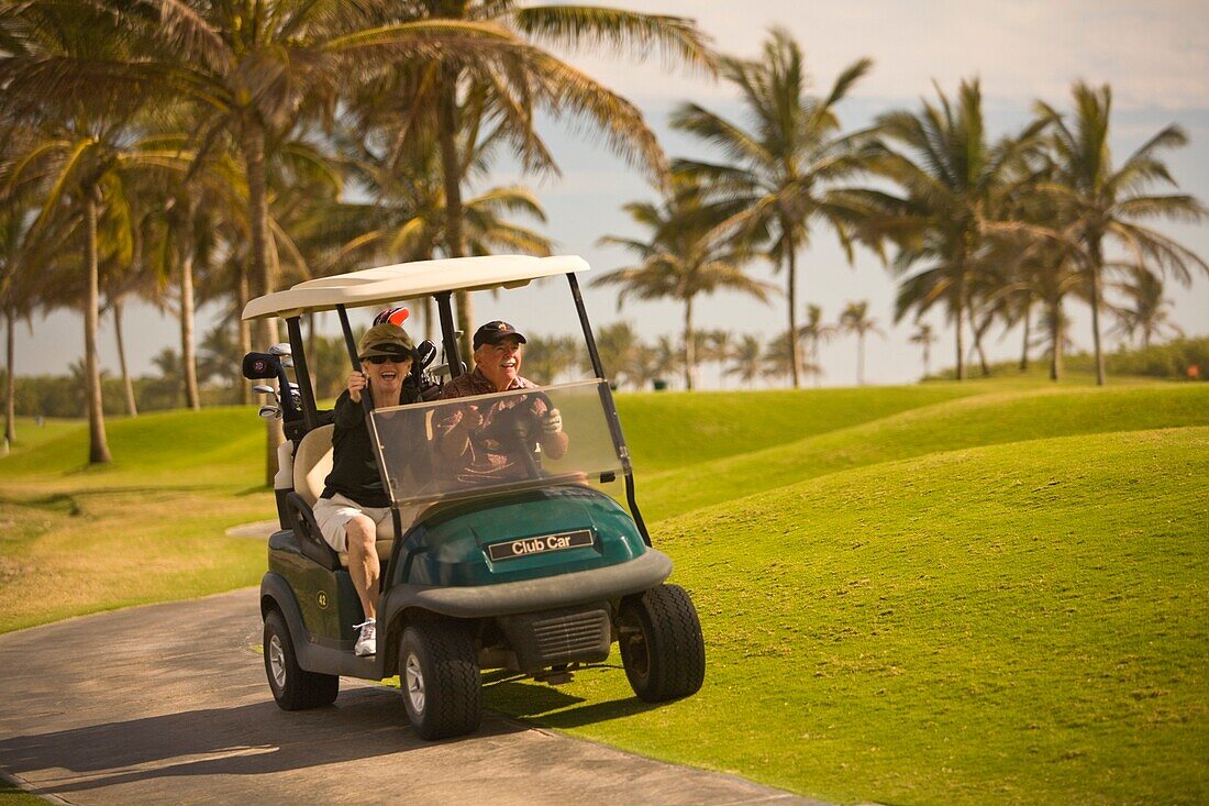 Golfspieler im Golfwagen im Estella Del Mar Golf Country Club, Robert Trent Jone Jr. Championship Course Design; Mazatlan, Sinaloa, Mexiko