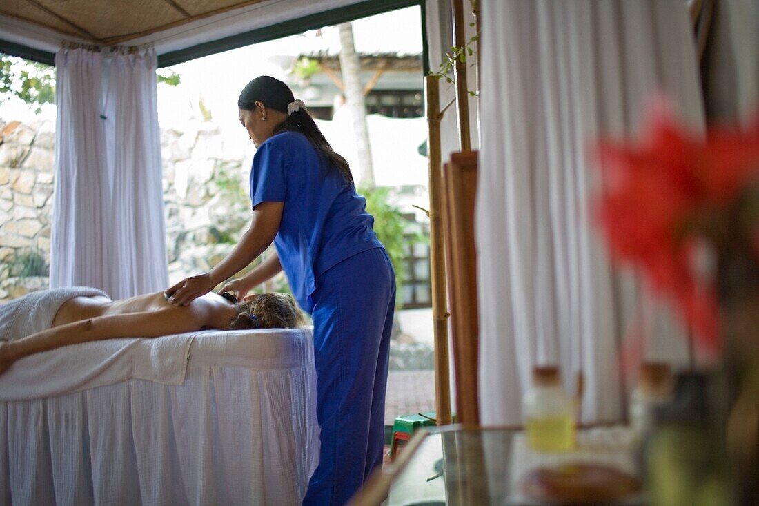 Frau bei einer Massage im Atlantis Beach Resort; Puerto Gallera, Mindoro Island, Philippinen