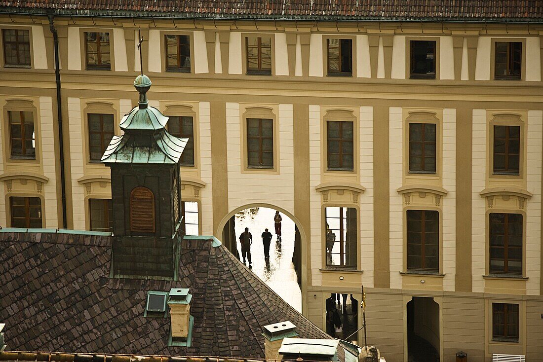 Blick vom Glockenturm, Gebäudeaußenseite, erhöhte Ansicht; Veitsdom, Prager Burg, Prag, Tschechische Republik