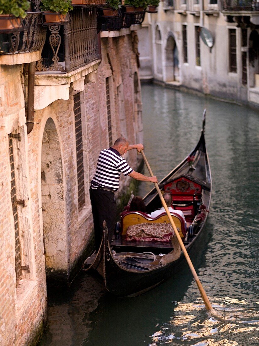 Ehepaar in Gondel auf Kanal, Rückansicht; Venedig, Italien