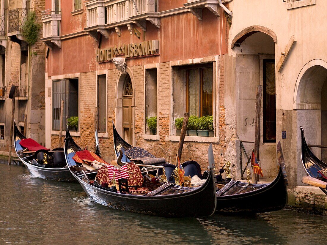 Gondeln vor einem Hotel; Venedig, Italien