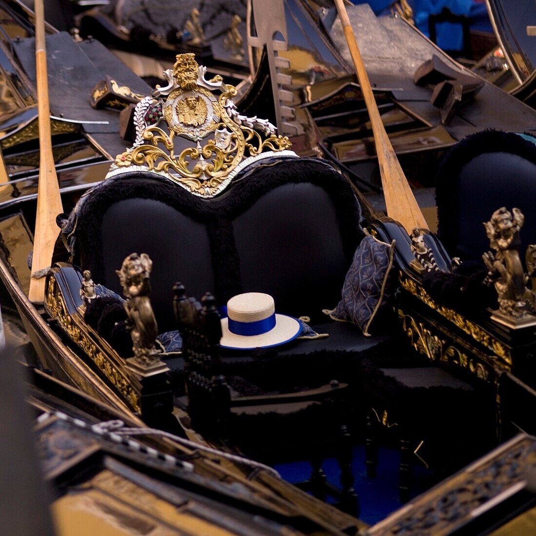 Verschnörkelter Sessel in Gondolla mit traditionellem Gondolier-Hut; Venedig, Italien
