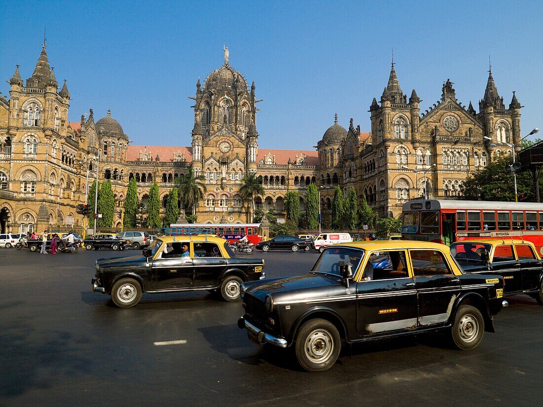 Taxis fahren auf der Straße; Mumbai, Indien