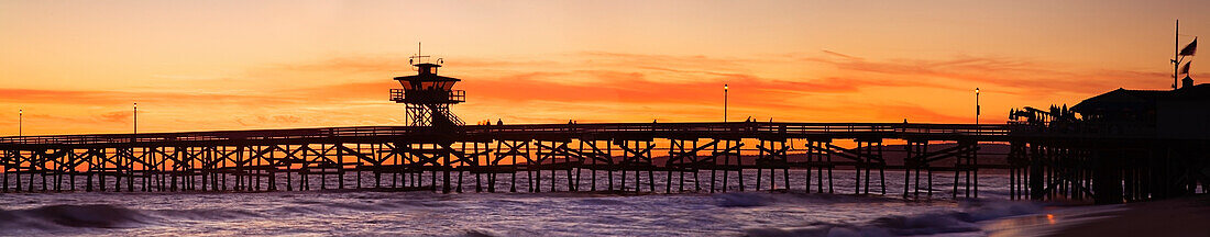 San Clemente Municipal Pier In Sunset, Panorama; San Clemente Stadt, Orange County, Südkalifornien, Usa