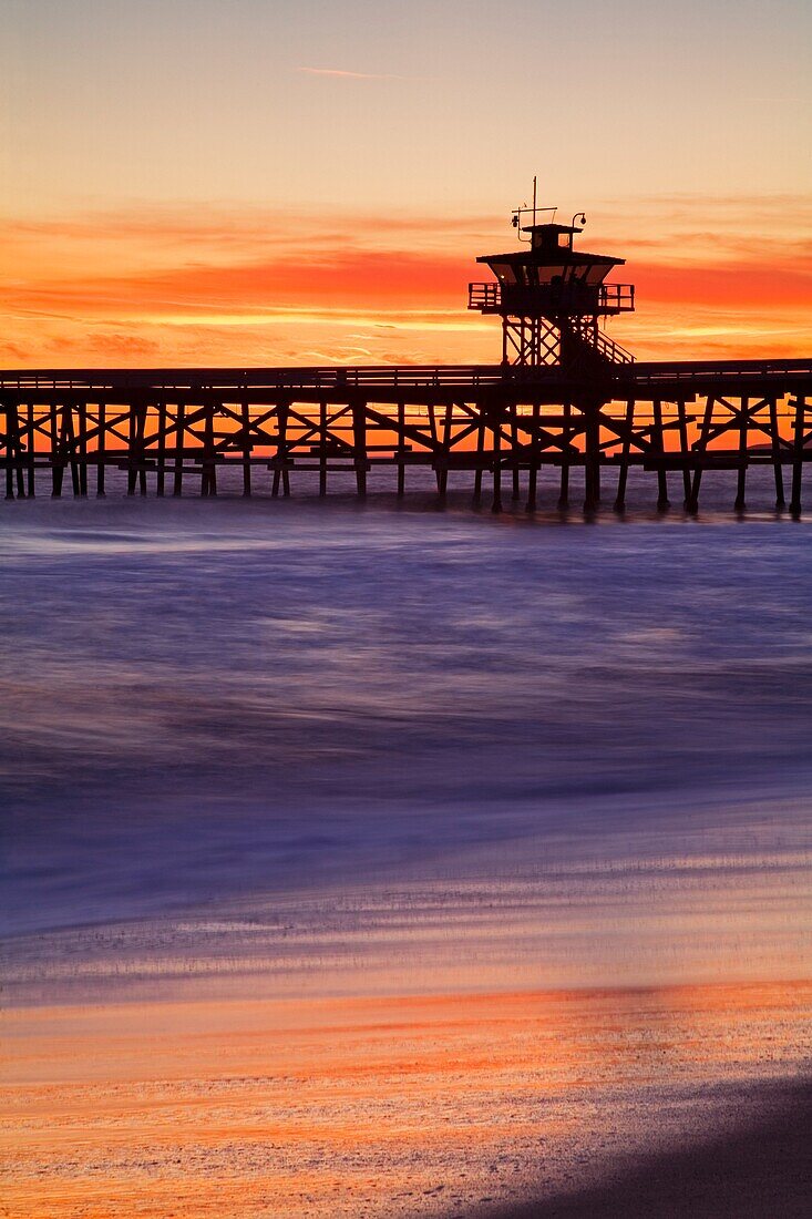 Städtischer Pier bei Sonnenuntergang; San Clemente, Kalifornien, USA