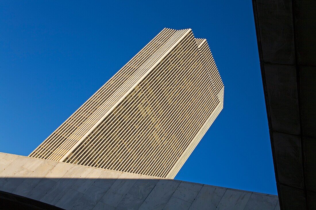 Corning Tower und New York State Library & Museum auf dem Empire State Plaza, Teil des State Capitol, Blickwinkel niedrig; Albany, New York, USA