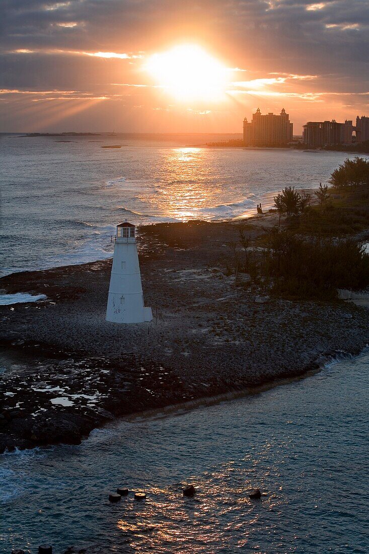 Sonnenaufgang über dem Paradise Island-Leuchtturm; Nassau Harbor, New Providence Island, Bahamas