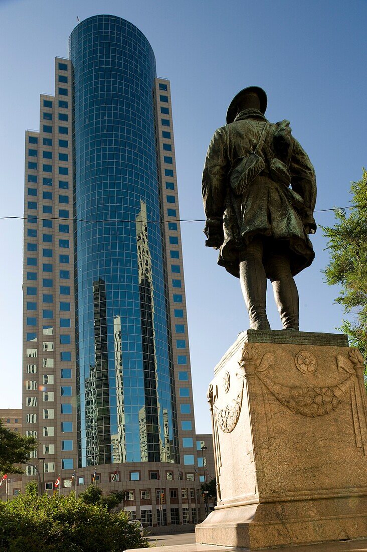 Winnipeg, Kanada; Kriegsdenkmal vor einem modernen Wolkenkratzer