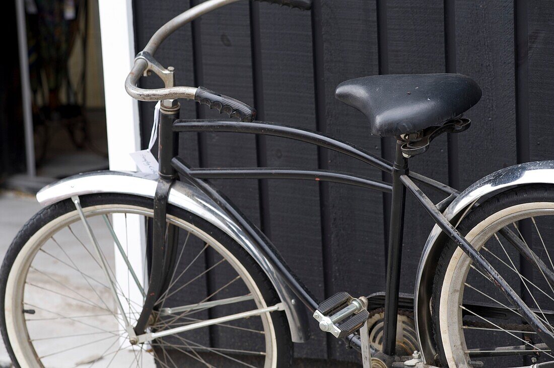 Muskokas, Ontario, Kanada; Vintage-Fahrrad, das an einer Wand lehnt