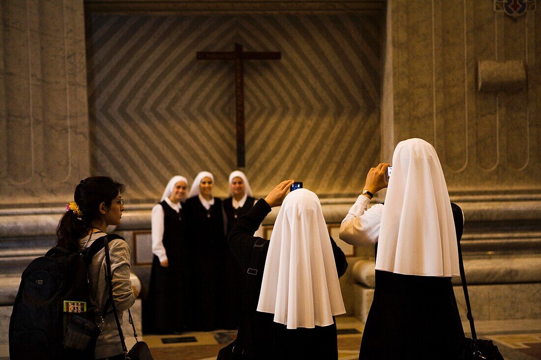 Nonnen, die sich gegenseitig fotografieren; Vatikanstadt, Rom, Italien