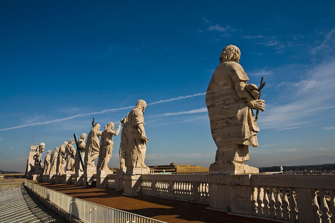 Reihe von Statuen; Vatikanstadt, Petersplatz, Italien