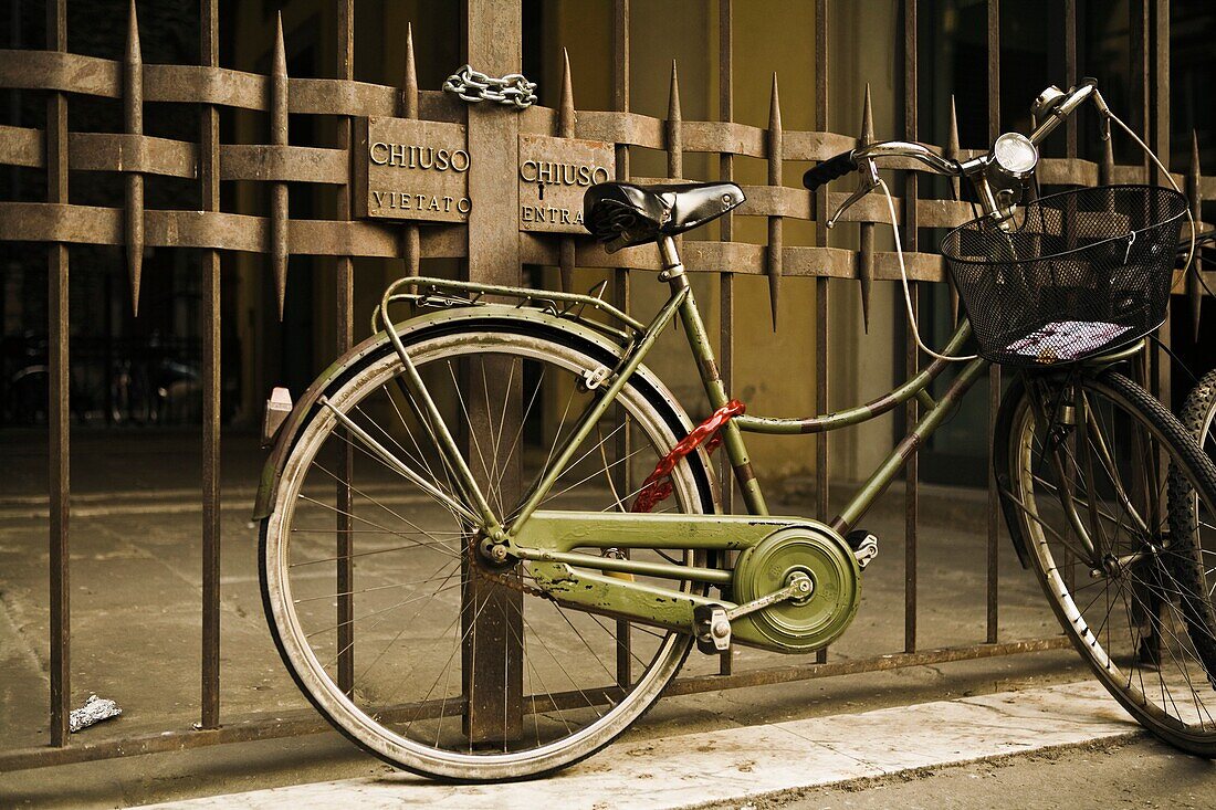 Altes Fahrrad am Zaun; Florenz, Italien