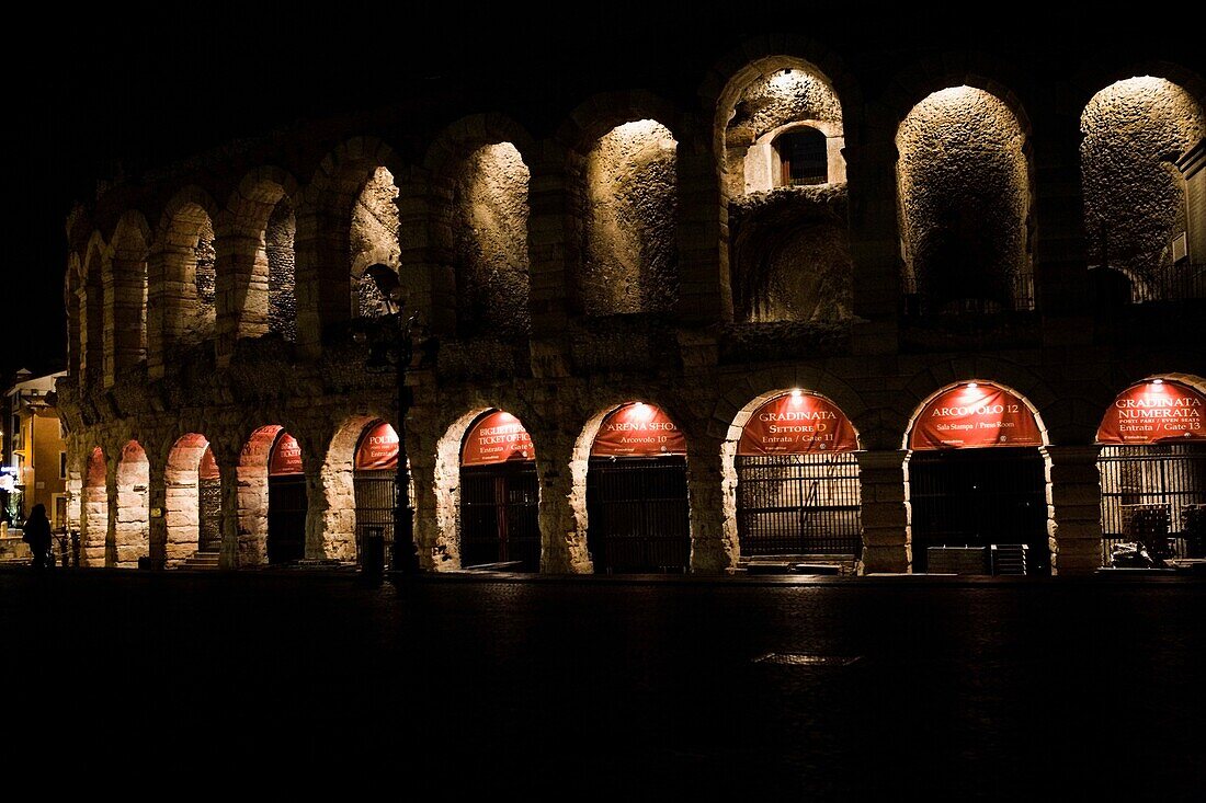 Forum bei Nacht beleuchtet; Verona, Italien