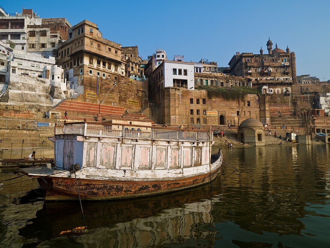 Boote und Varanasi Stadtbild; Indien