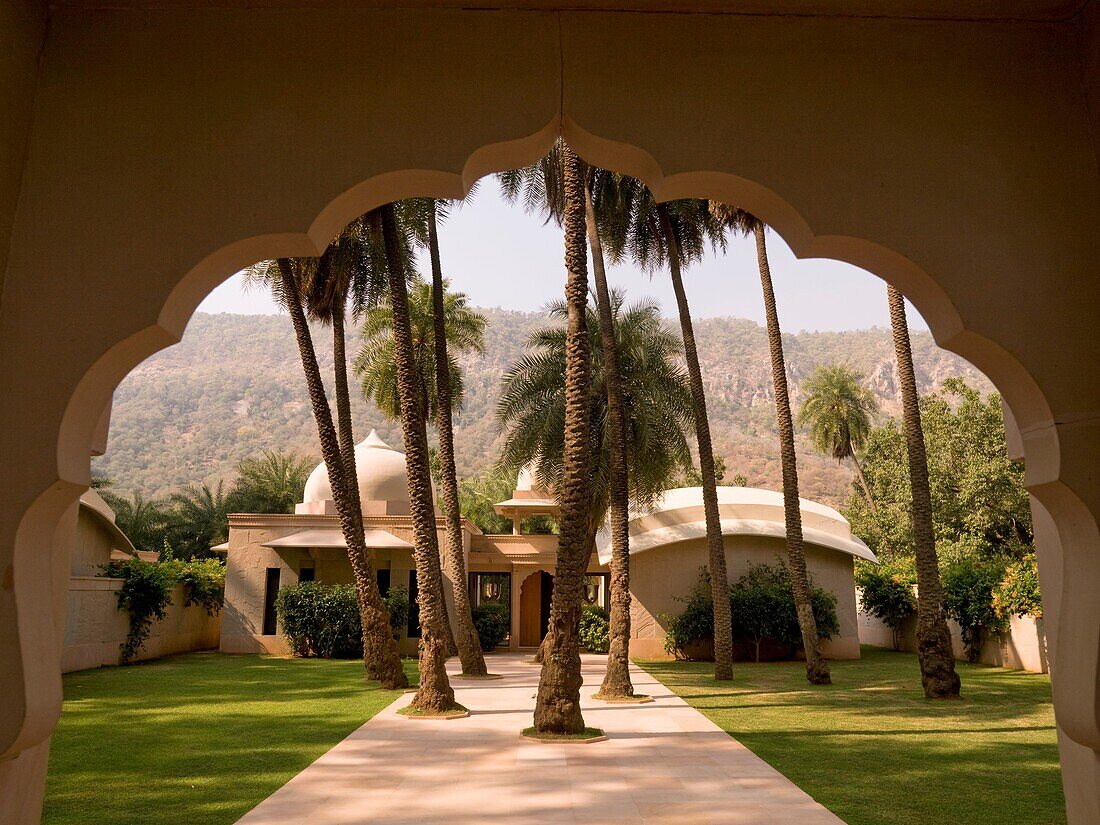 Innenhof mit Palmen; Aravalli Hills von Rajasthan, Indien