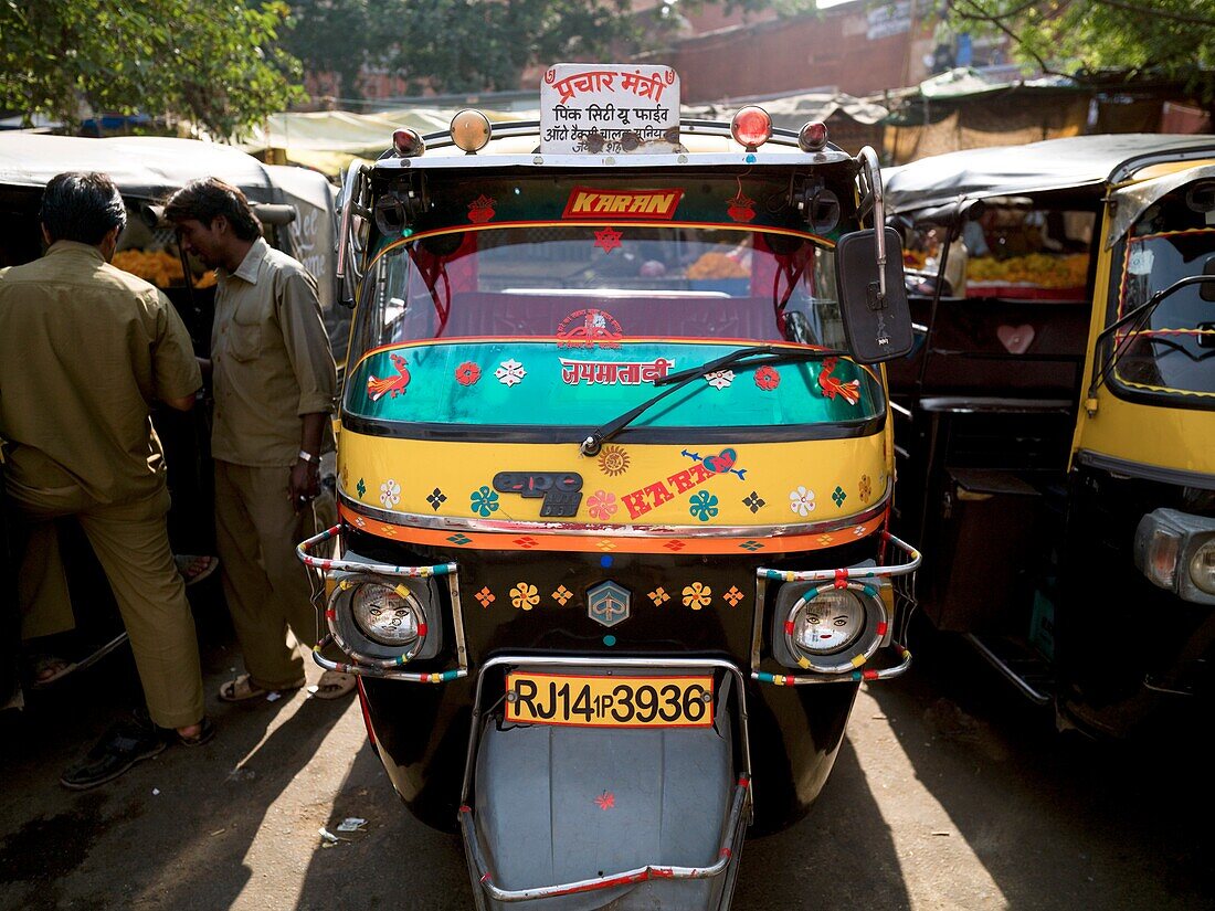 Bunter Taxiwagen; Jaipur, Indien